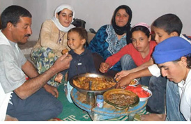 図3　クスクスを食べるチュニジアの家族（講師撮影）